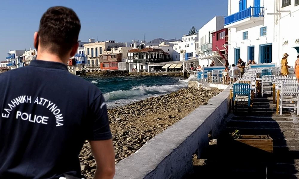 Μύκονος: "Ντου" του τμήματος εκβιαστών σε καταστήματα του νησιού - Τι ψάχνουν